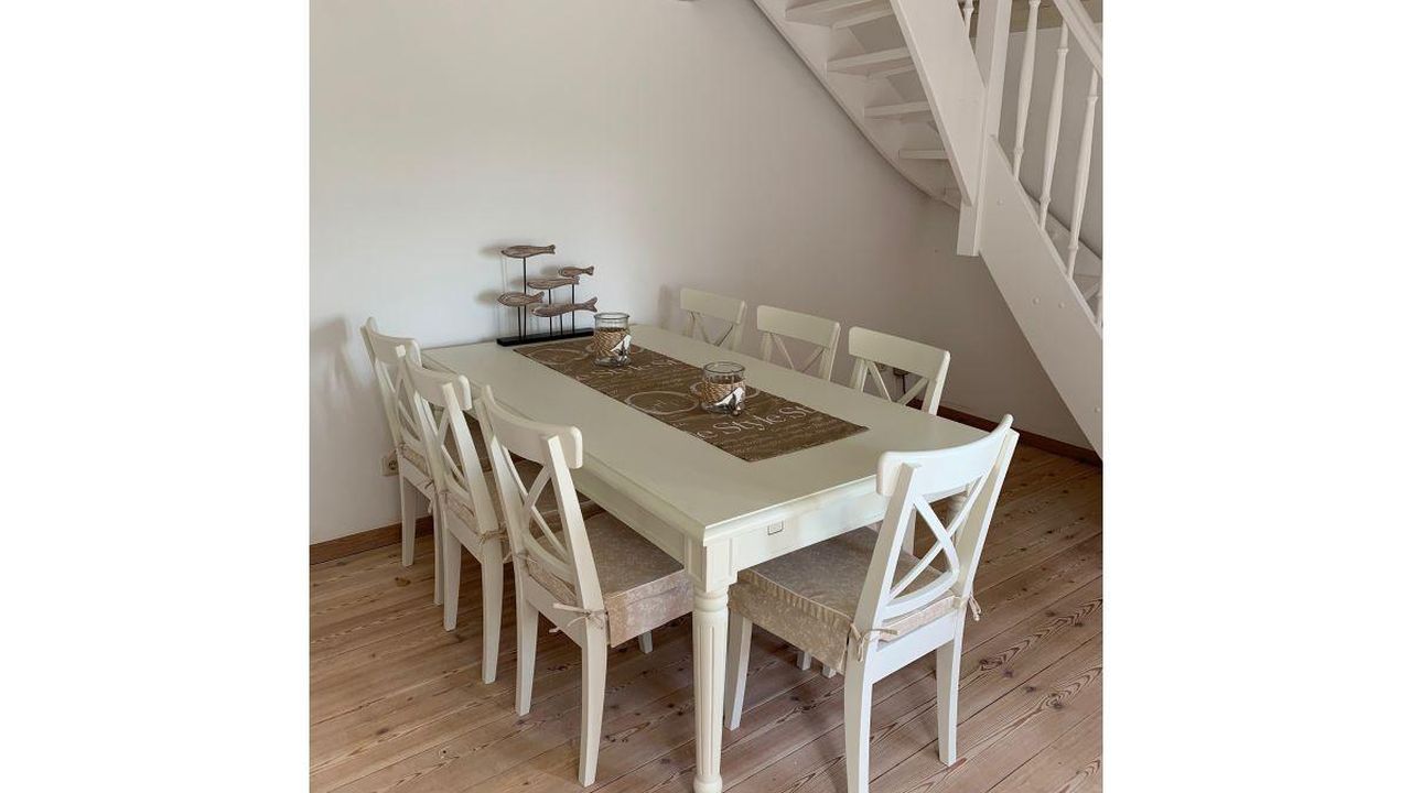 Eßzimmer mit großem Eßtisch Eßzimmer mit großem Eßtisch